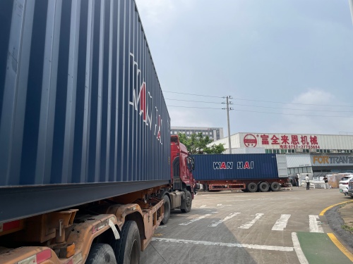 فورٹران نے تعطیل کے بعد کی ترسیل کو تیز کیا: ایج بینڈنگ روٹری لائنز کے دو کنٹینرز اور کارٹن کٹنگ مشینیں پولینڈ کے لیے روانہ